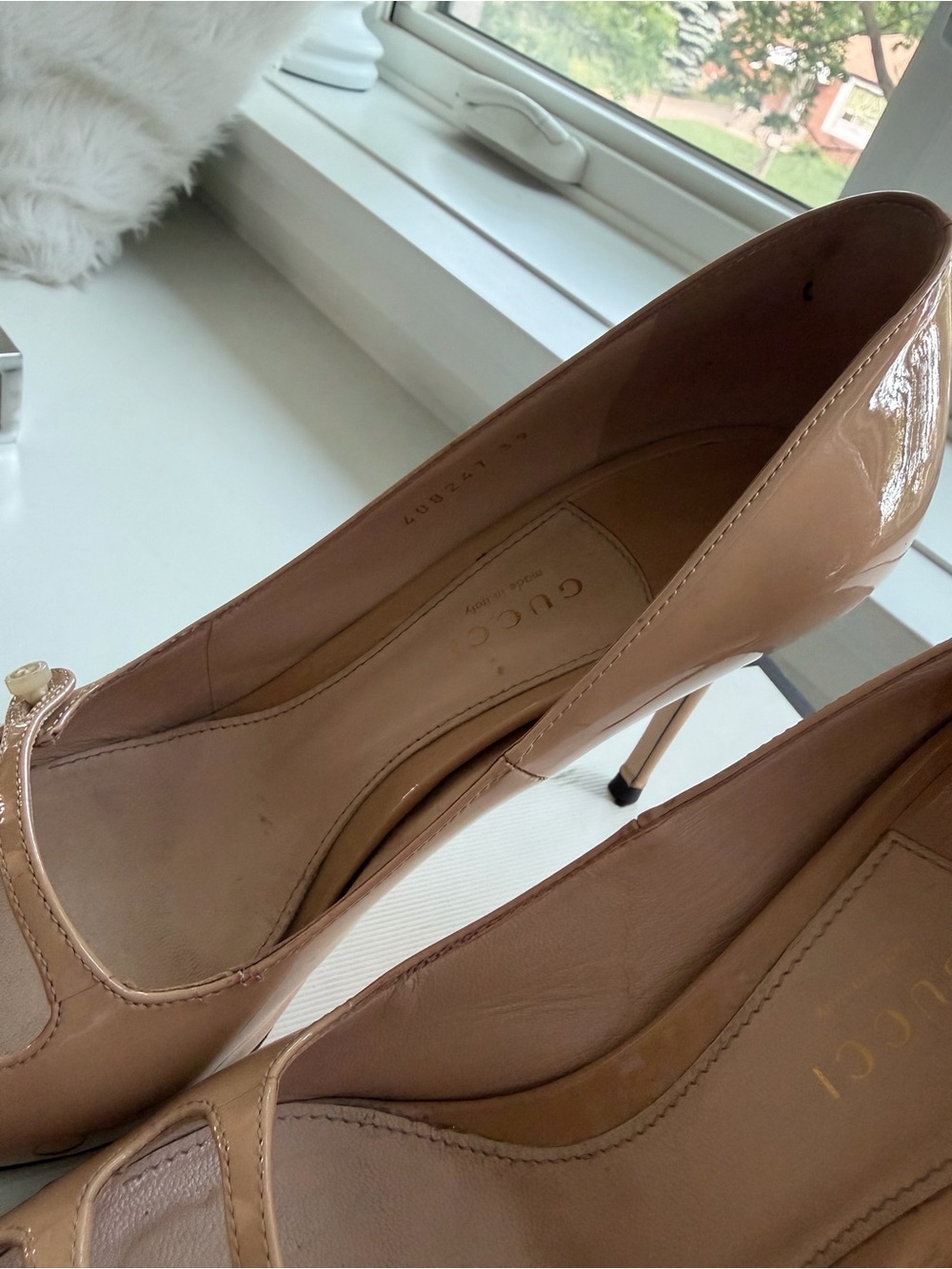 Gucci Patent Leather Pointed-Toe Pumps in Nude - Picture 5 of 6